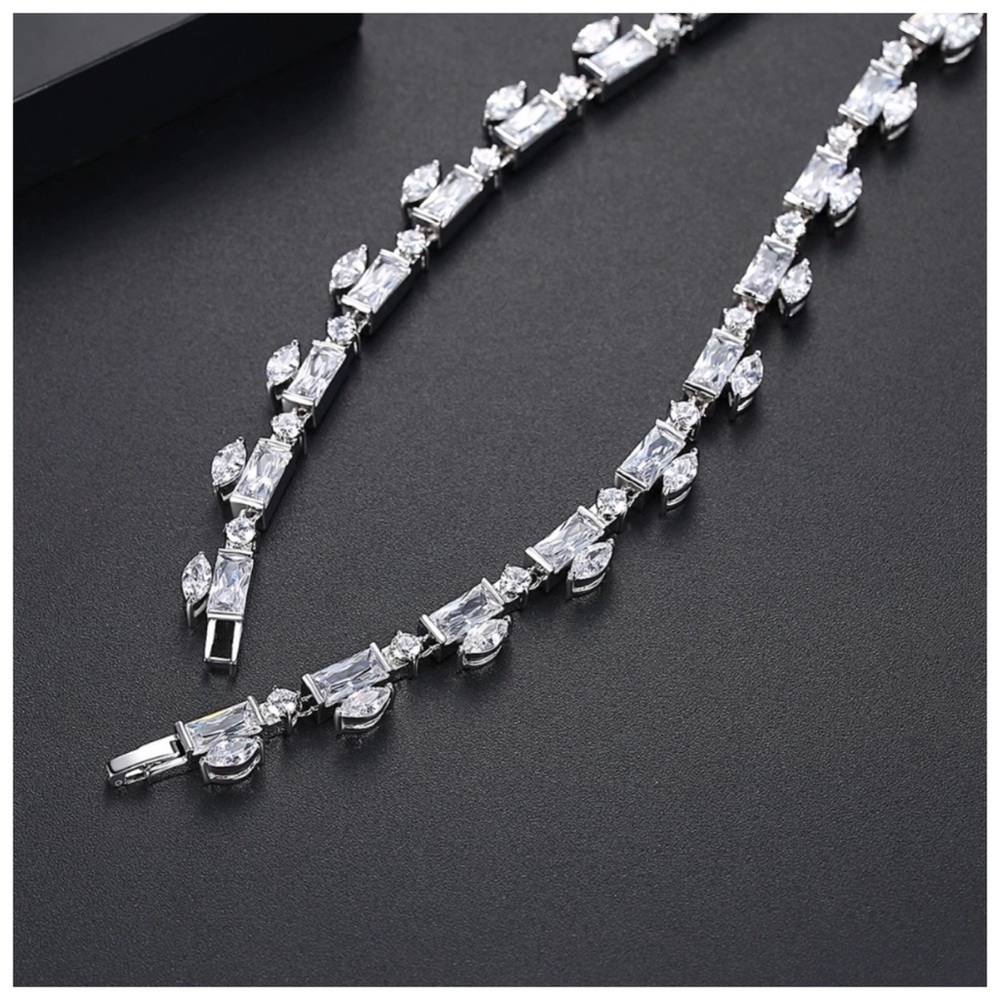 🌺 Swarovski Crystals The Elial Statement Necklace - Picture 5 of 5